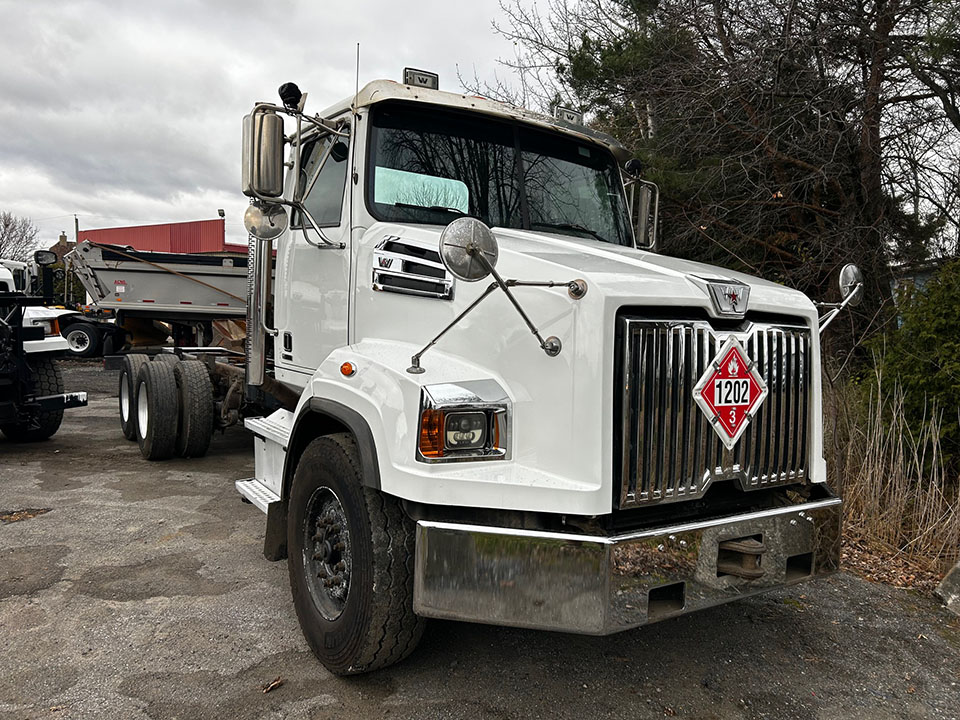 2015-WESTERN-STAR 4700.jpg