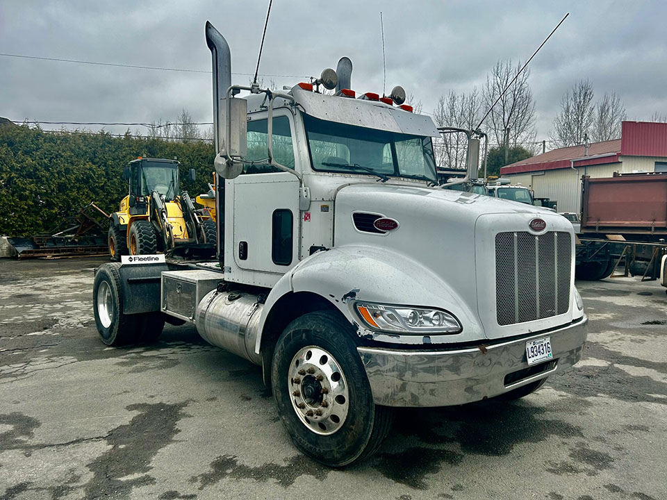 Peterbilt-340-2009.jpg