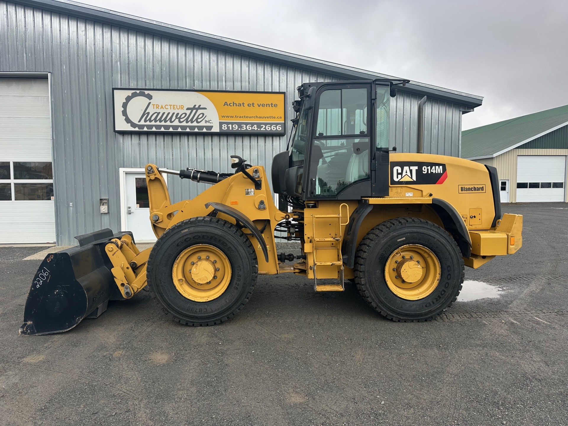 Cat 914M (1).jpg