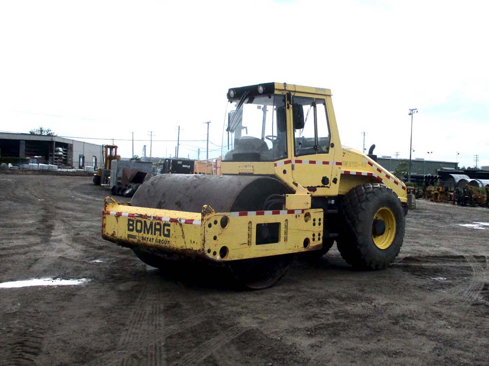 Bomag-BW211D-40-2011.jpg