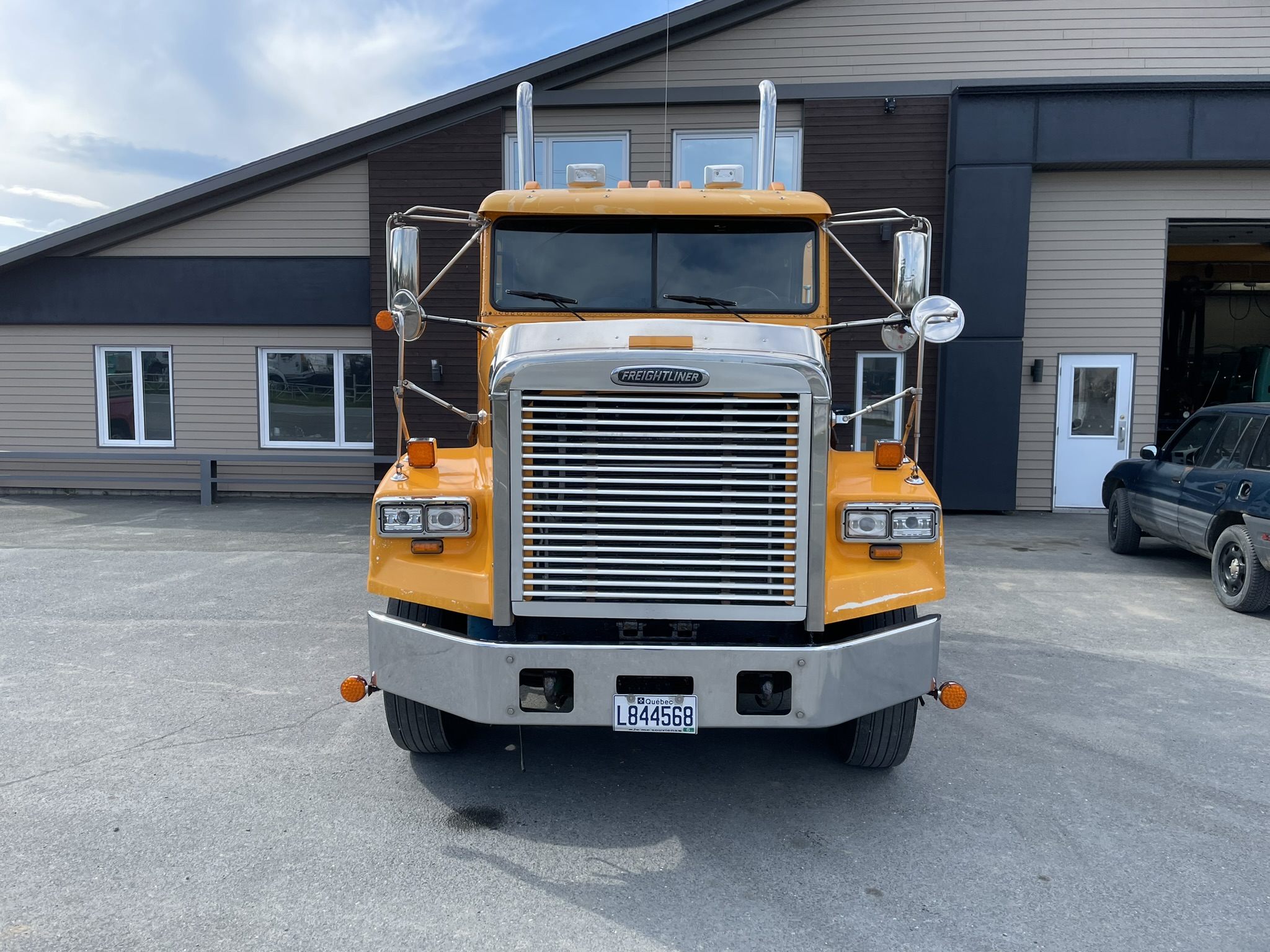 2004 - Freightliner FLD120SD - Camion Tracteur 02.JPEG