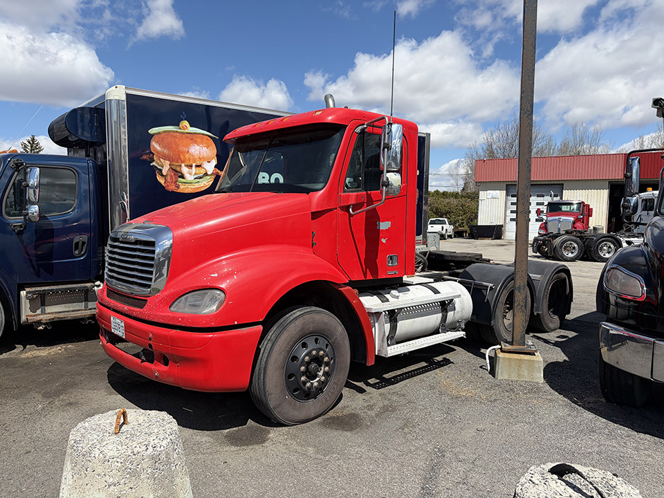 2006 Freightliner Columbia.jpeg