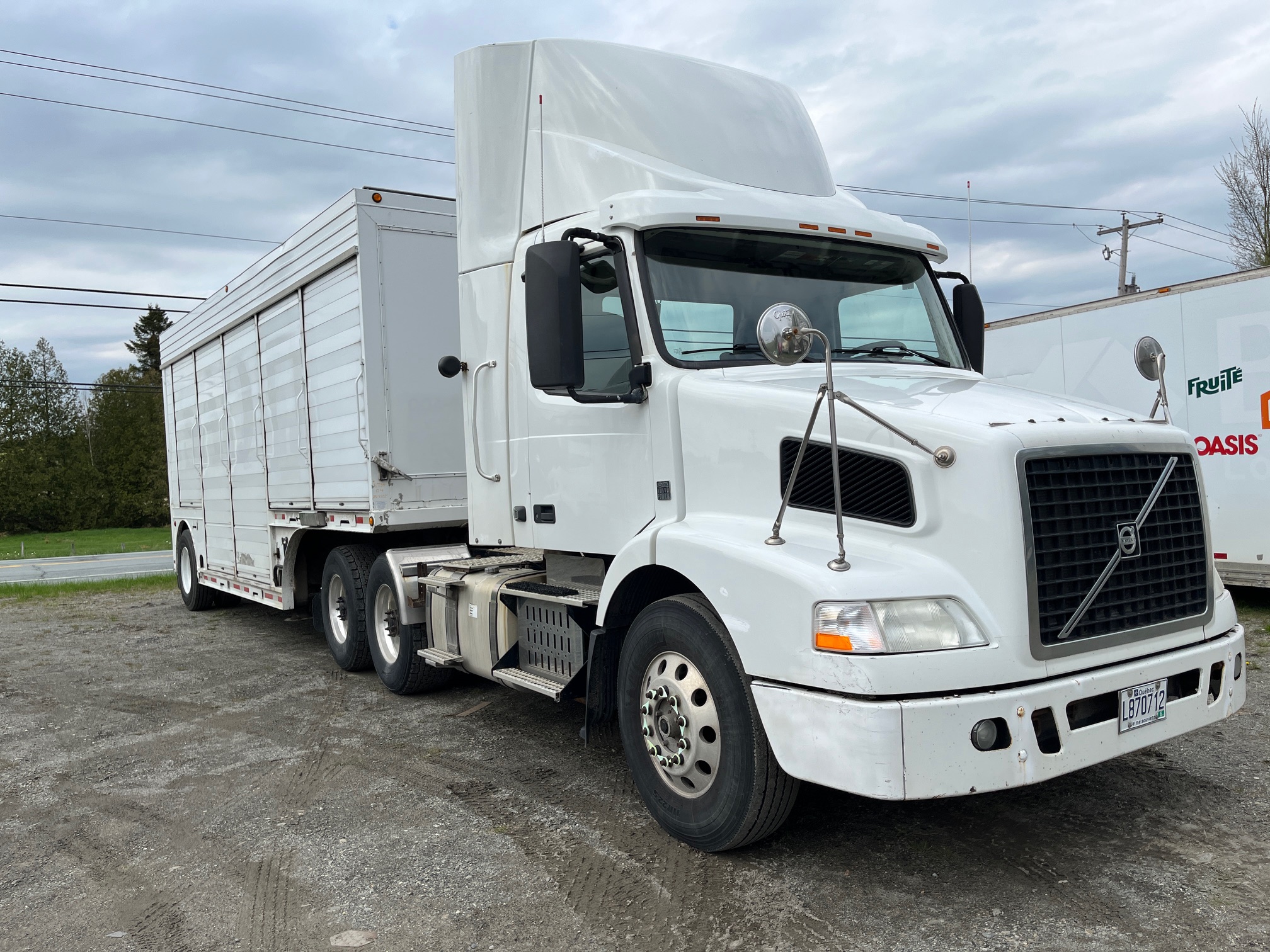 2014 - Volvo VNM64T - Camion Tracteur 03.JPG