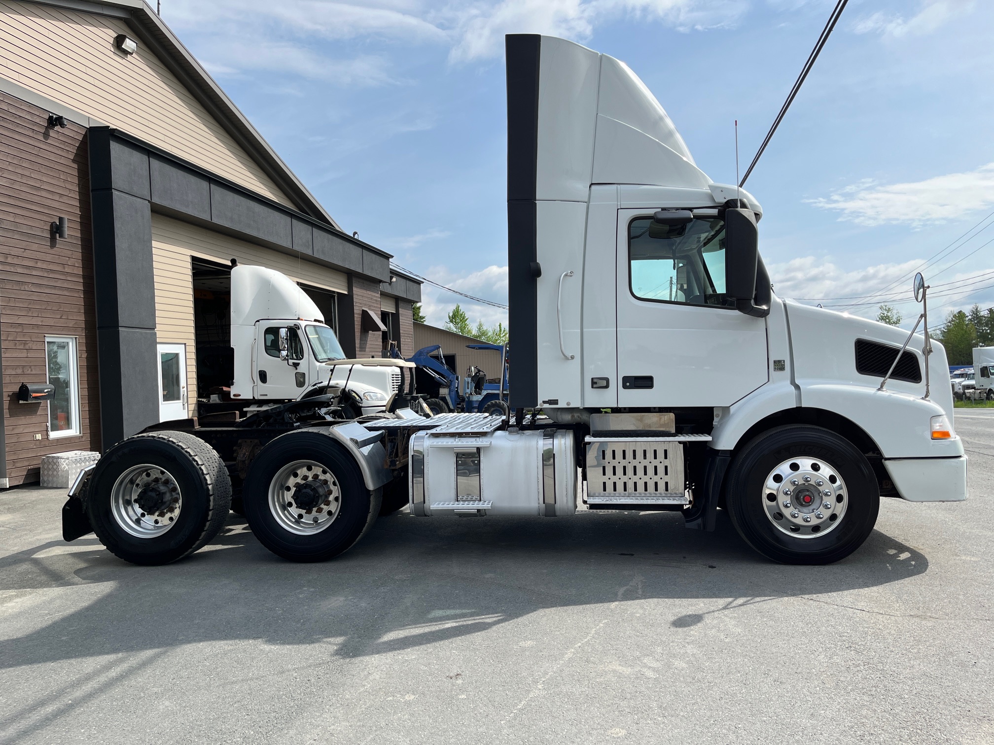 2014 - Volvo VNM64T - Camion Tracteur 04.JPG