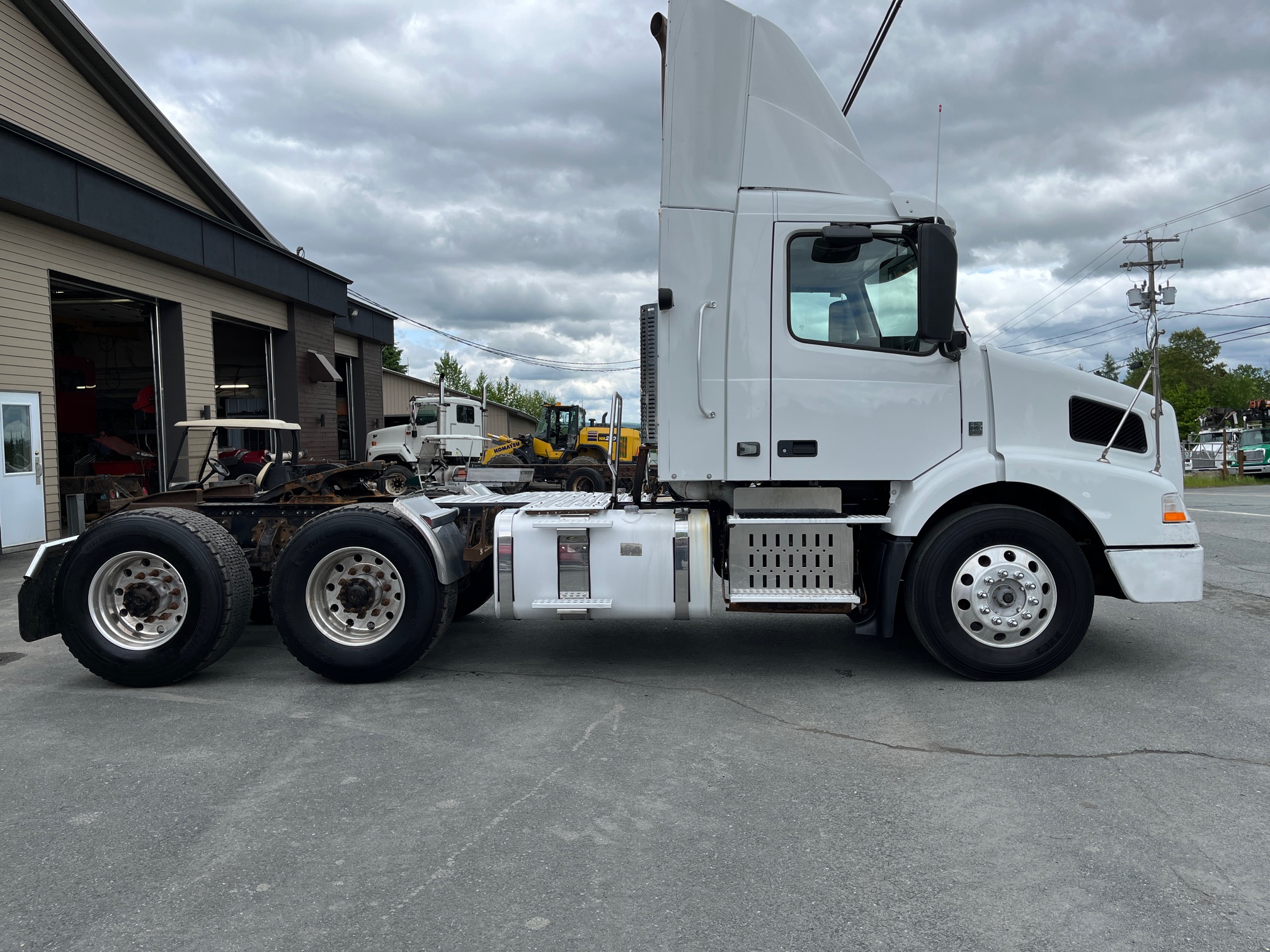 2014 - Volvo VNM64T - Camion Tracteur 04.JPG