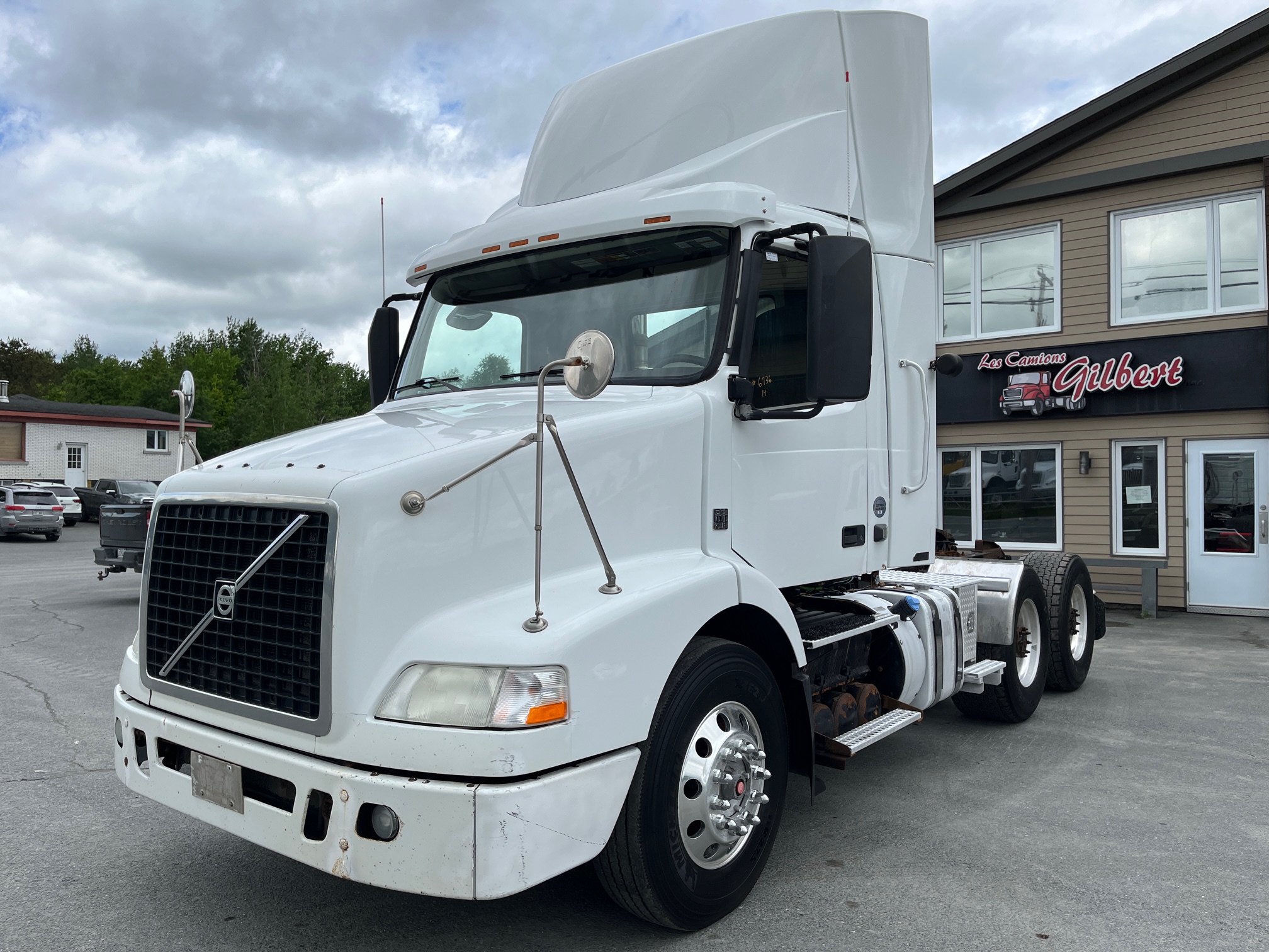 2014 - Volvo VNM64T - Camion Tracteur 01.JPG