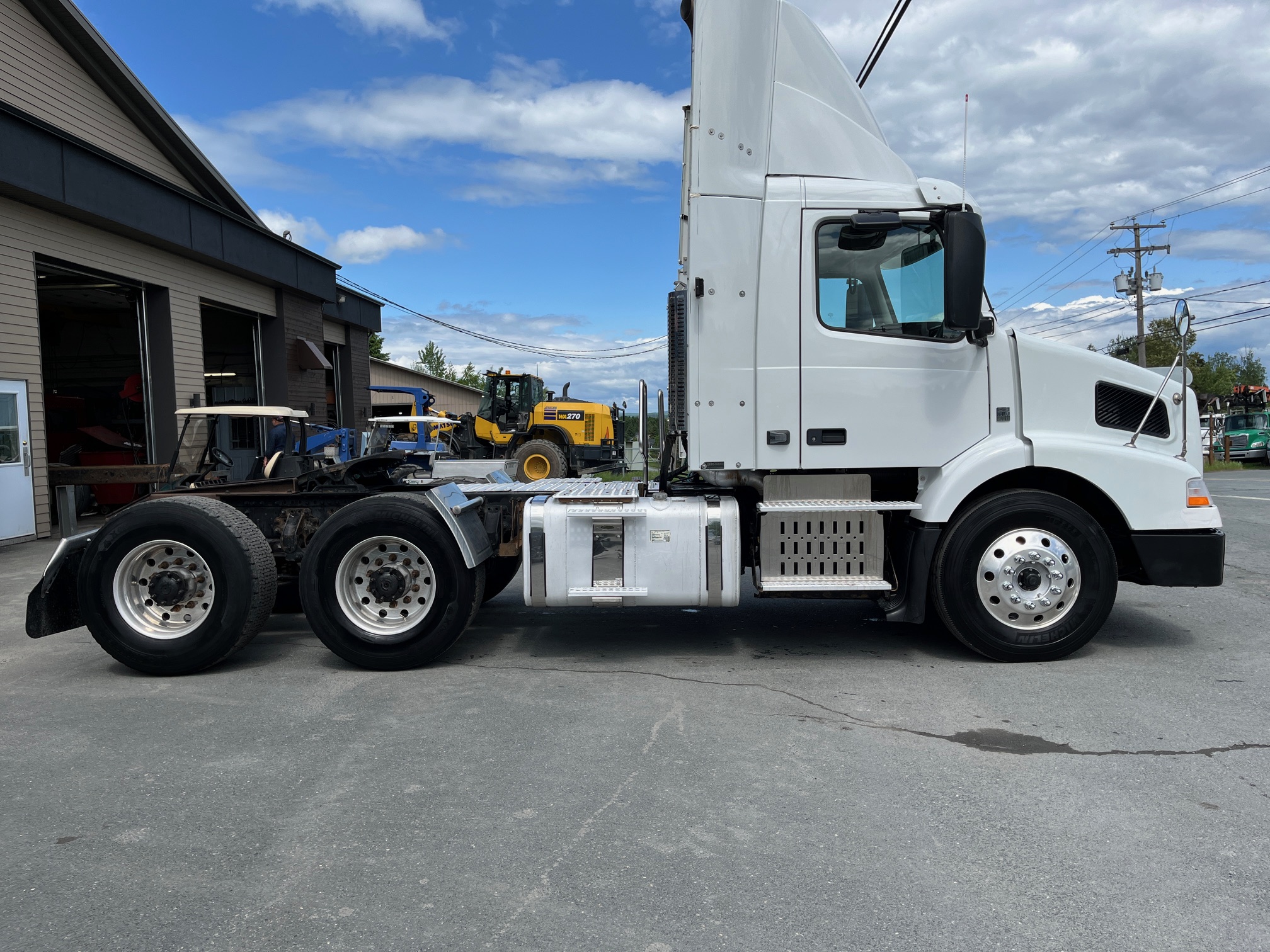 2014 - Volvo VNM64T - Camion Tracteur 04.JPG