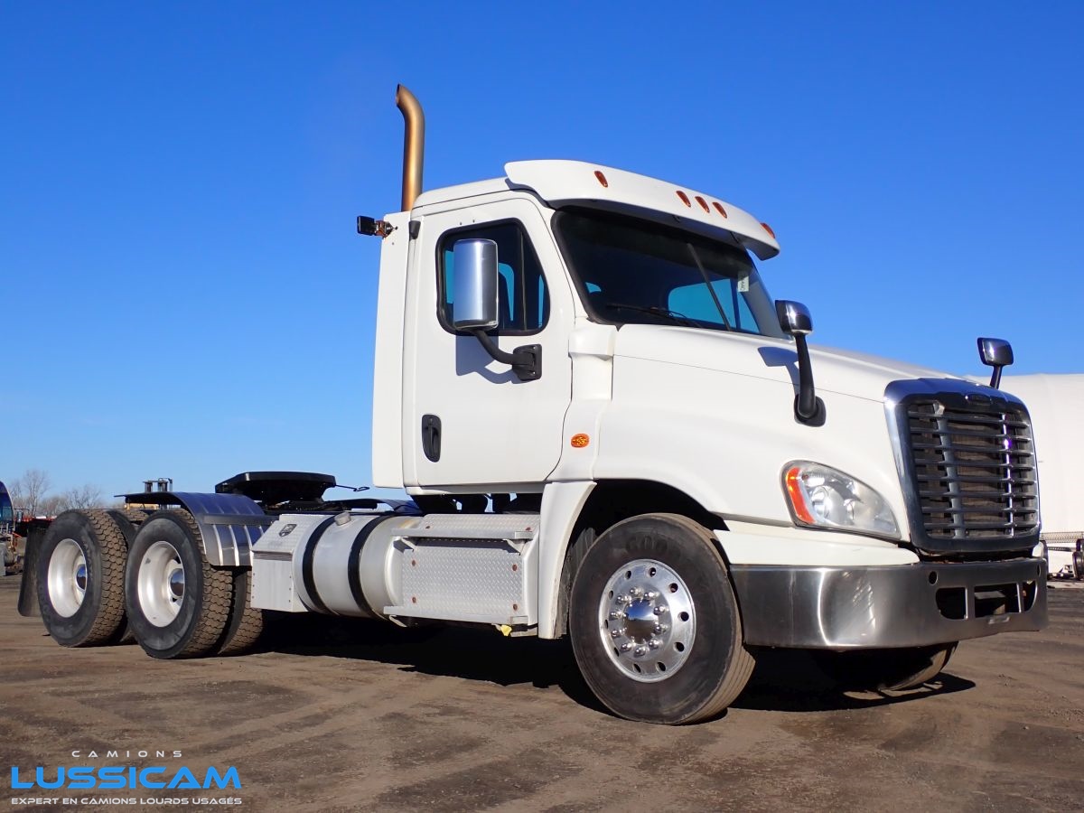 2017 Freightliner CA125DC Day Cab Tractor Truck - Publiquip.com