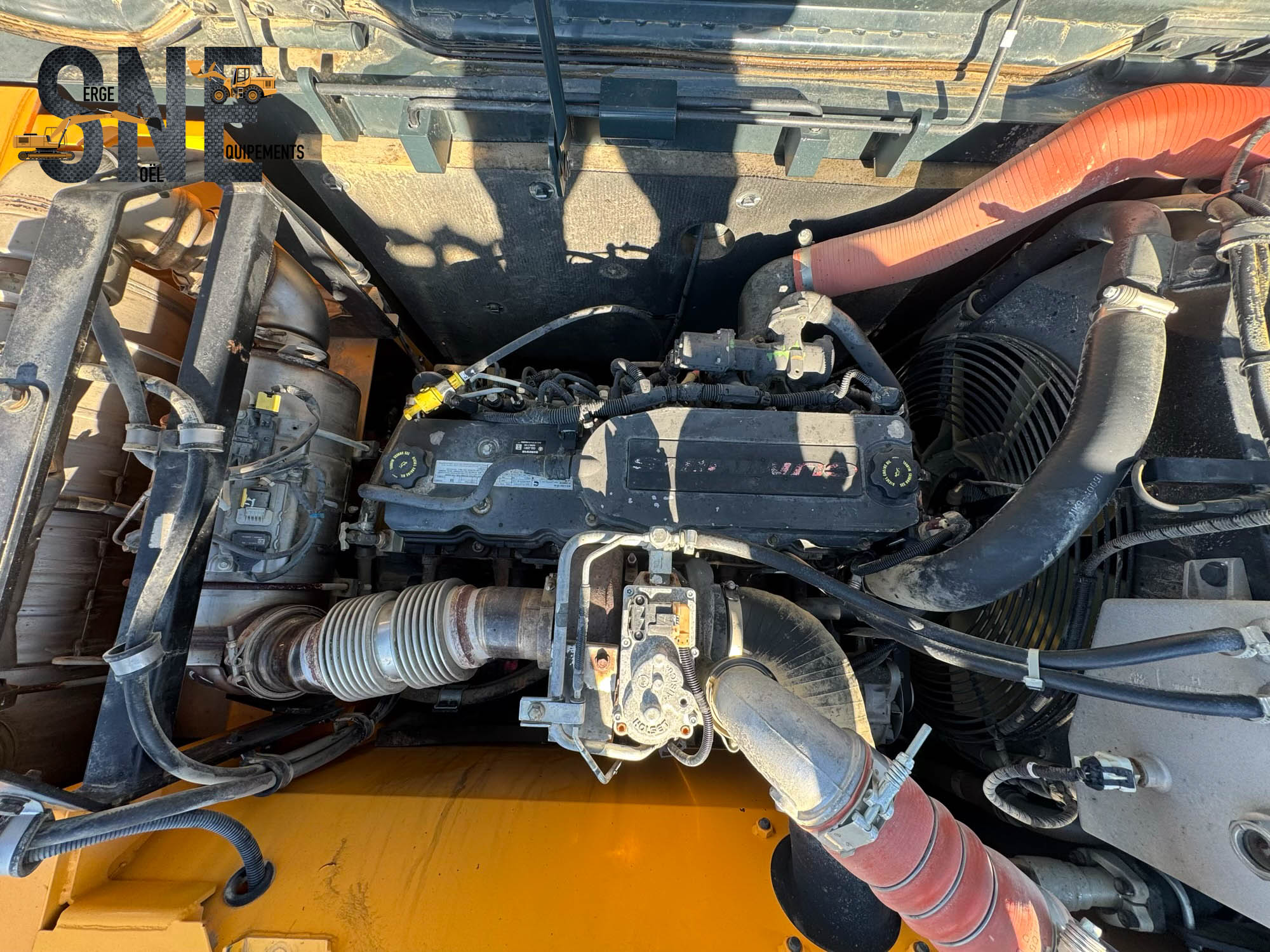 Hyundai HX220L_8533.jpg