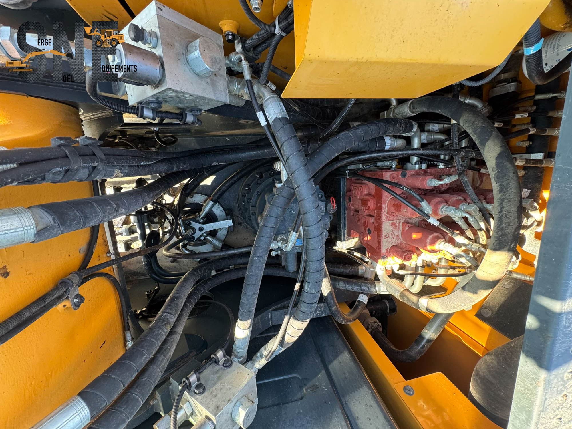 Hyundai HX220L_8532.jpg