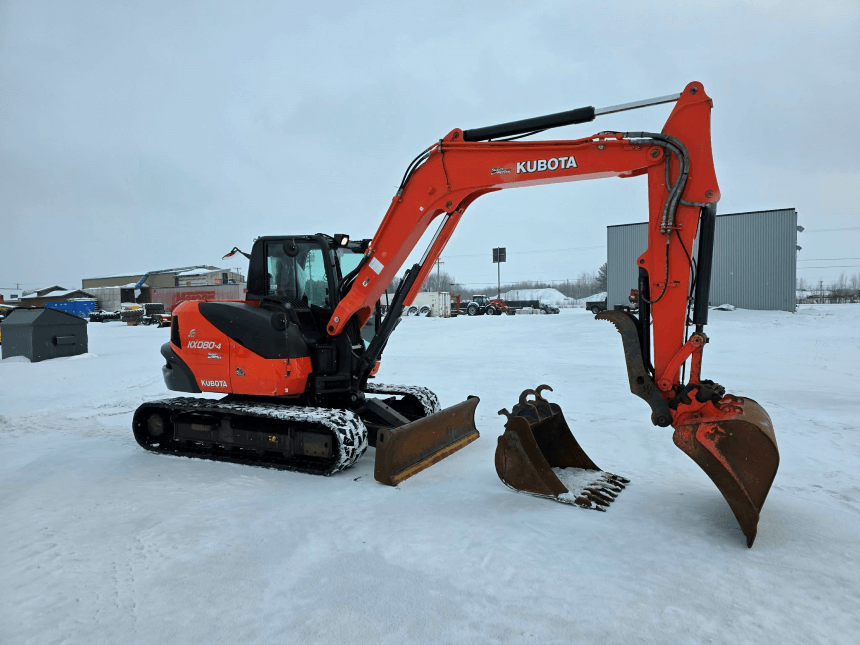 Vue latérale Kubota KX080-4S.png