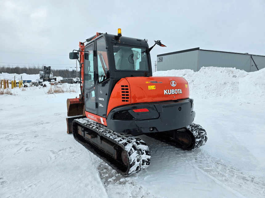 Vue arrière Kubota KX080-4S.png