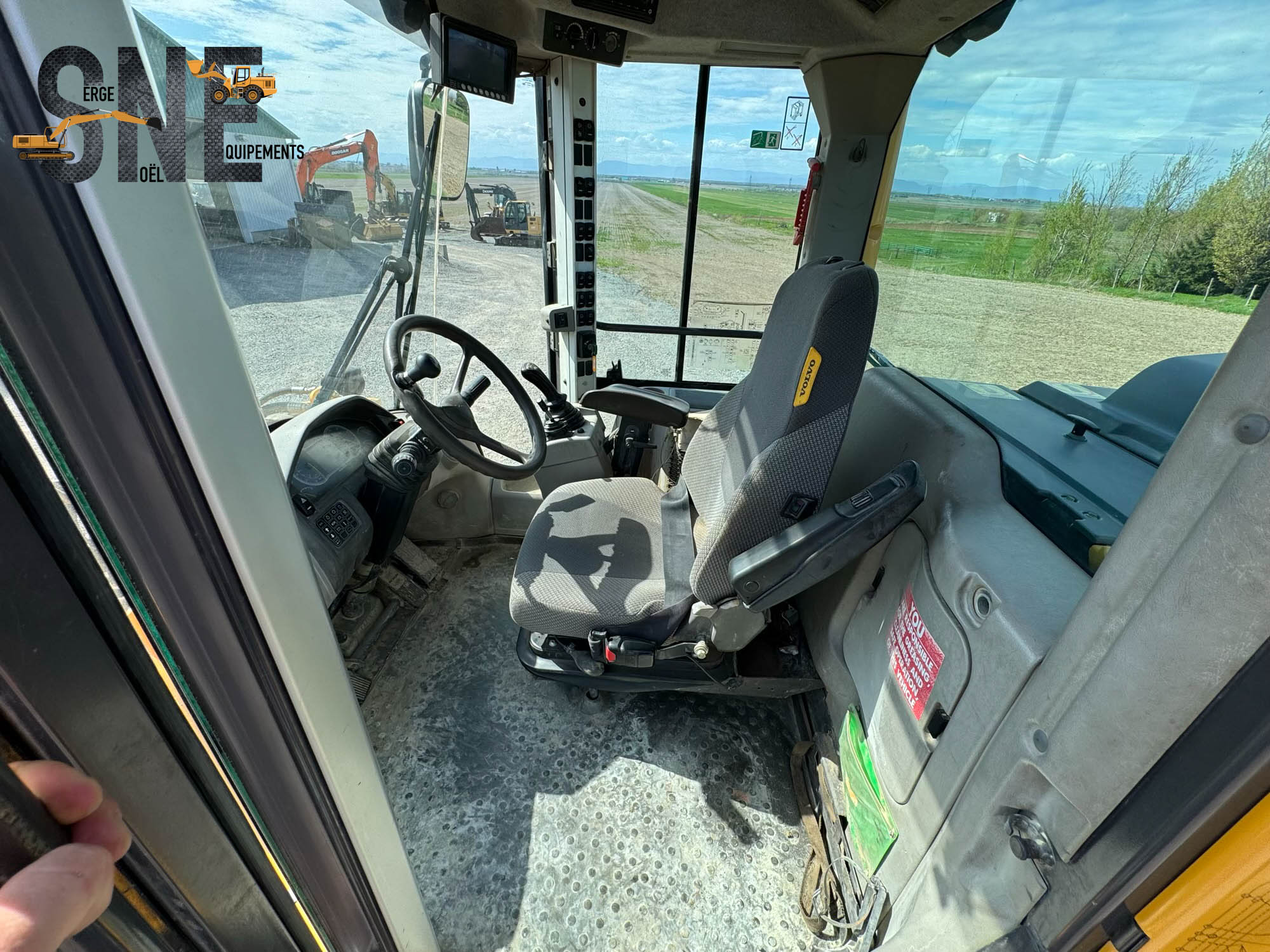 Vovlo L70H _6194.jpg