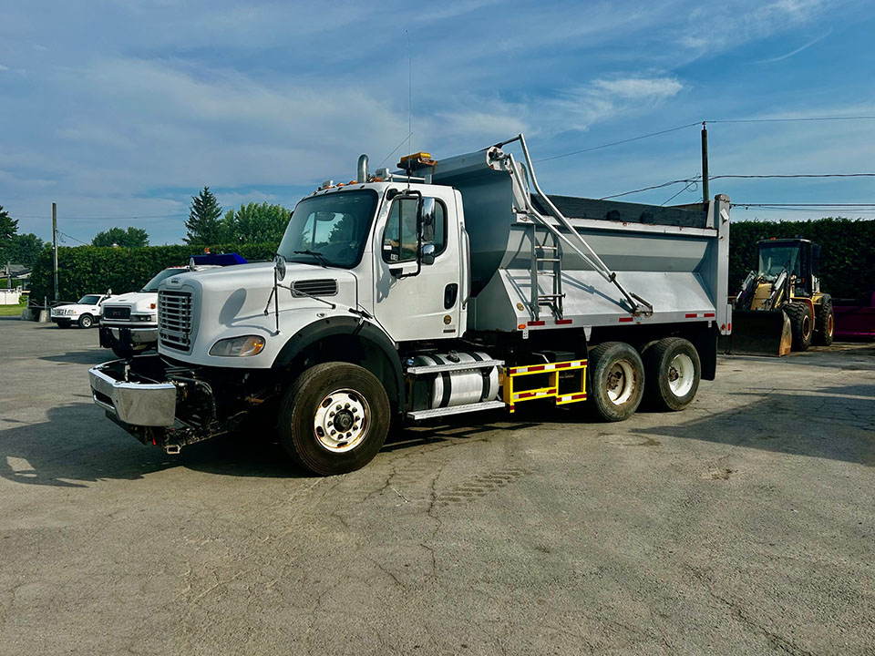 2011-Freightliner-M2-112.jpg