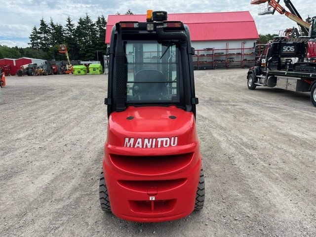 Manitou MI35D #8885 Profil arriere back side.jpg