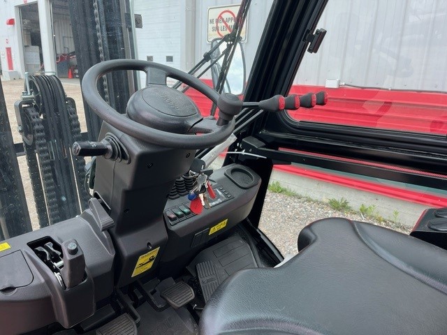 Manitou MI35D #8885 Interieur interior.jpg