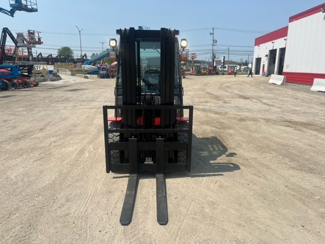 Manitou MI40D CE0149 profil avant front side.jpg