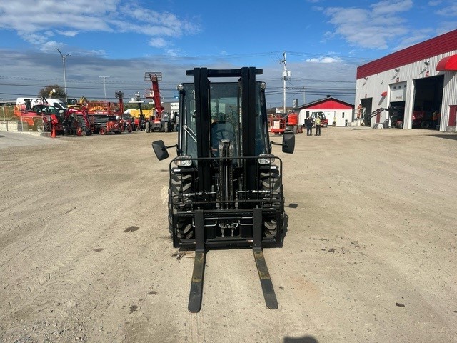 Manitou MC25-4 2024 #CE7692 Profil avant front side.jpg