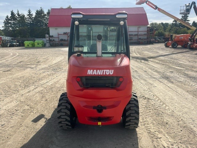 Manitou MC25-4 2024 #CE7692 Profil arriere back side.jpg