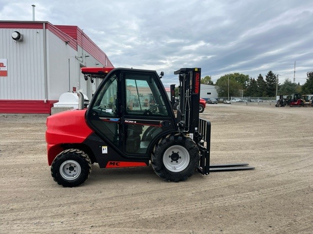 Manitou MC30-4 2024 #CE8752 Profil droite right side.jpg