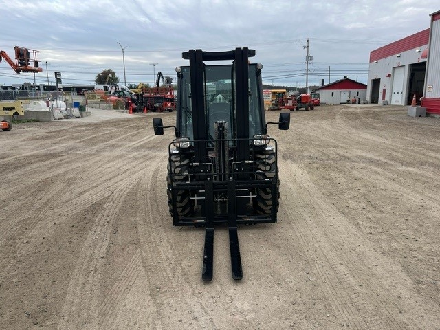 Manitou MC30-4 2024 #CE8752 Profil avant front side.jpg