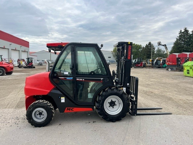 Manitou MC25-4 2024 #CE7100 Profil droite right side.jpg