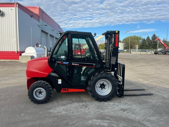 Manitou MC25-4 2024 #CE8364 Profil droite right side.jpg