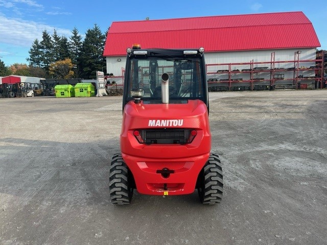 Manitou MC25-4 2024 #CE8364 Profil arriere back side.jpg