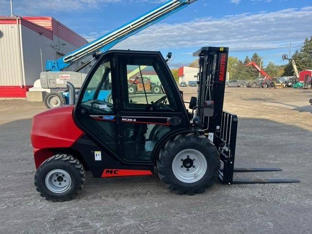 Manitou MC25-4 2024 #CE9459 Profil droite right side.jpg