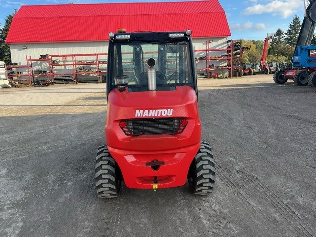 Manitou MC25-4 2024 #CE9459 Profil arriere back side.jpg