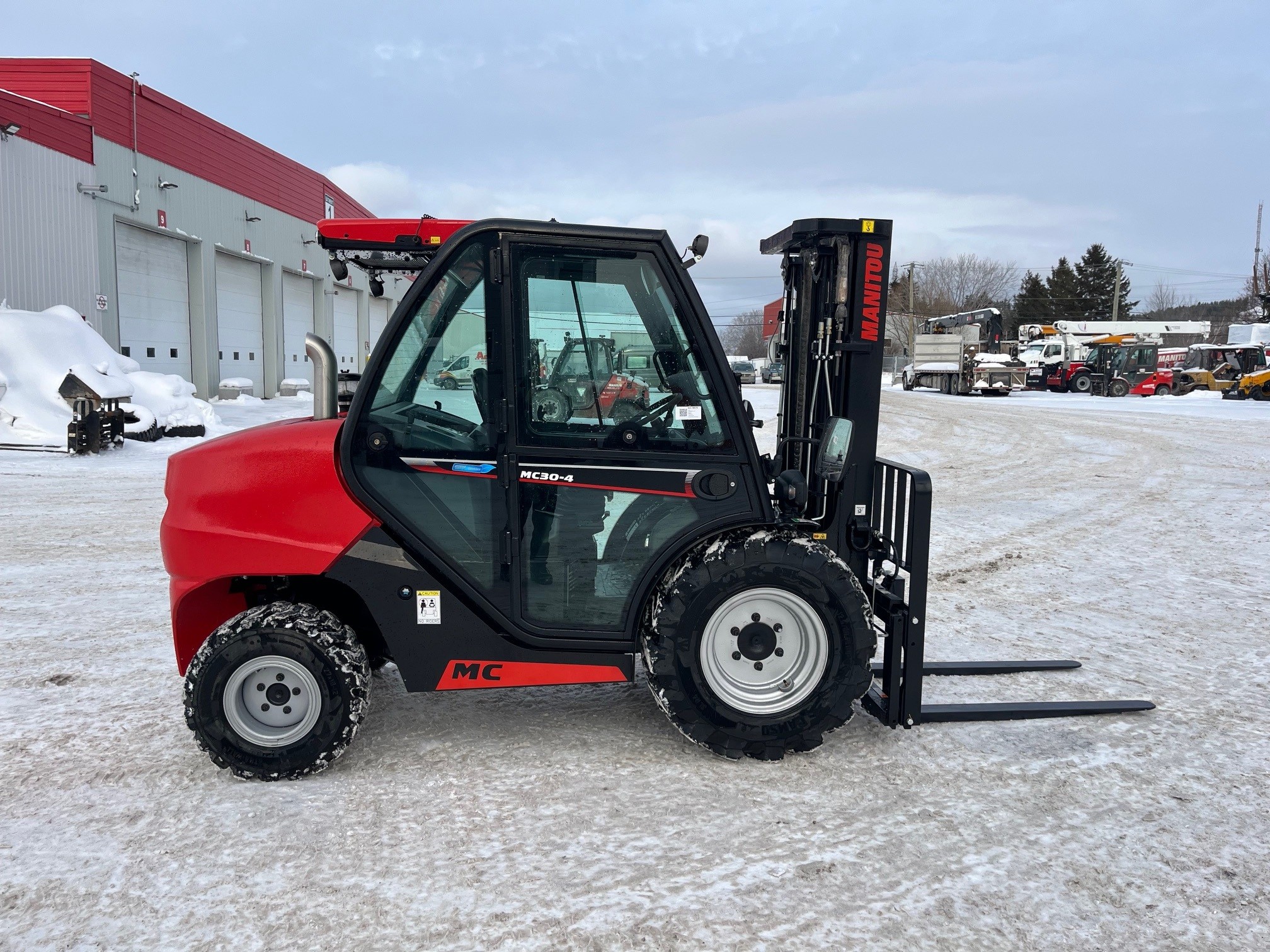 Manitou MC30-4 2024 #CE1341 profil droite right side.jpg