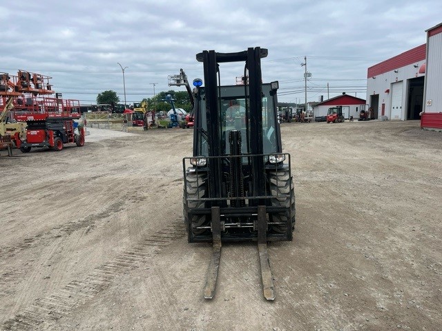 Manitou MC25-4 #CE7346 Profil avant front side.jpg