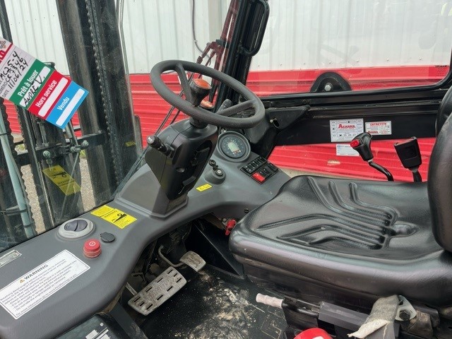 Manitou MC25-4 #CE7346 Interieur Interior.jpg