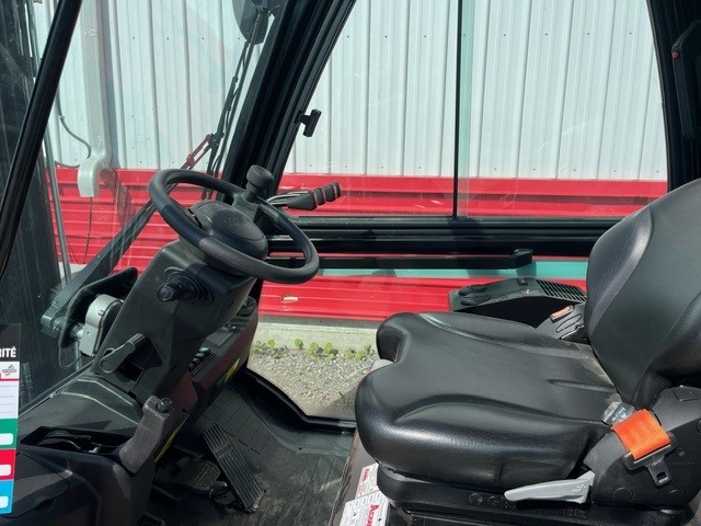 Manitou MI35D #CE8886 interieur inside cab.jpg