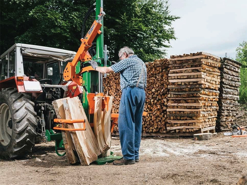 La ferme des Péranches: Fendre du bois avec un pneu