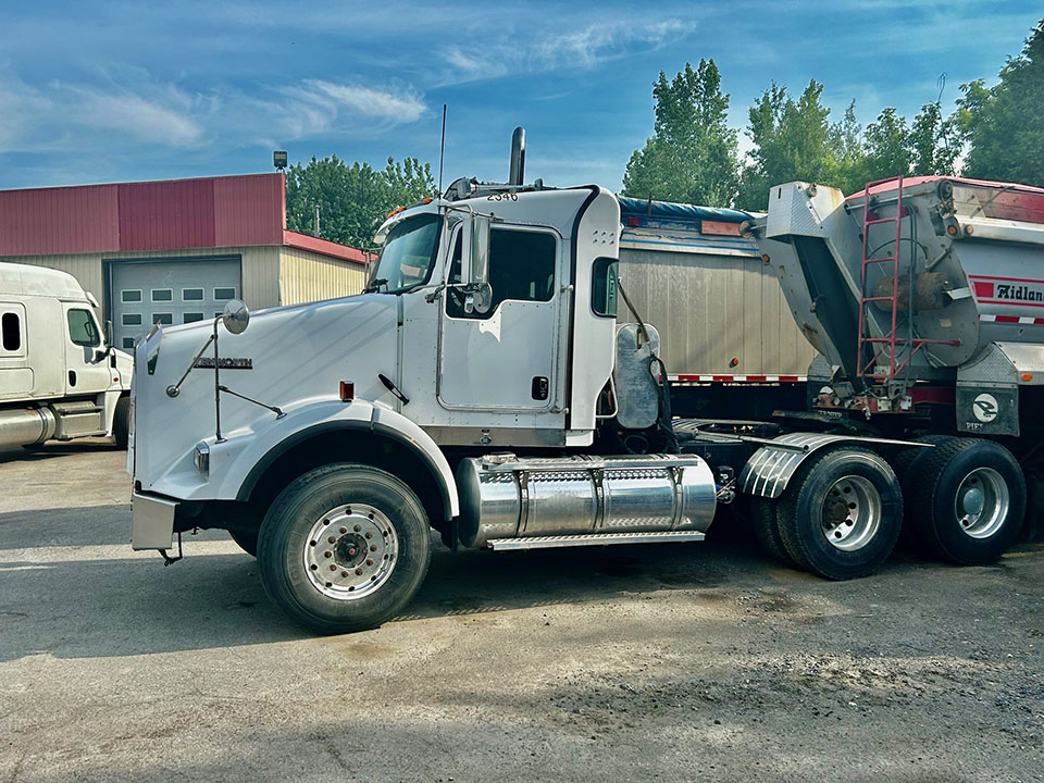 2013-Kenworth-T800-Daycab.jpg