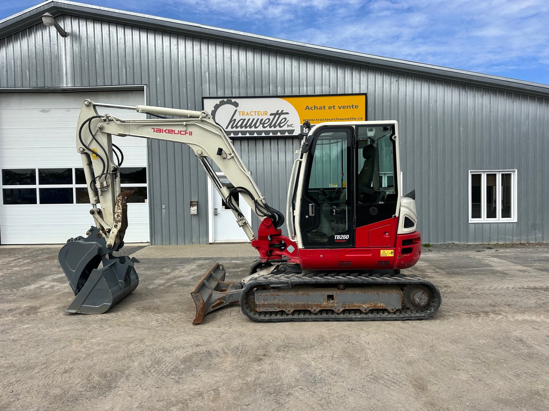 Takeuchi TB260 (1).jpg