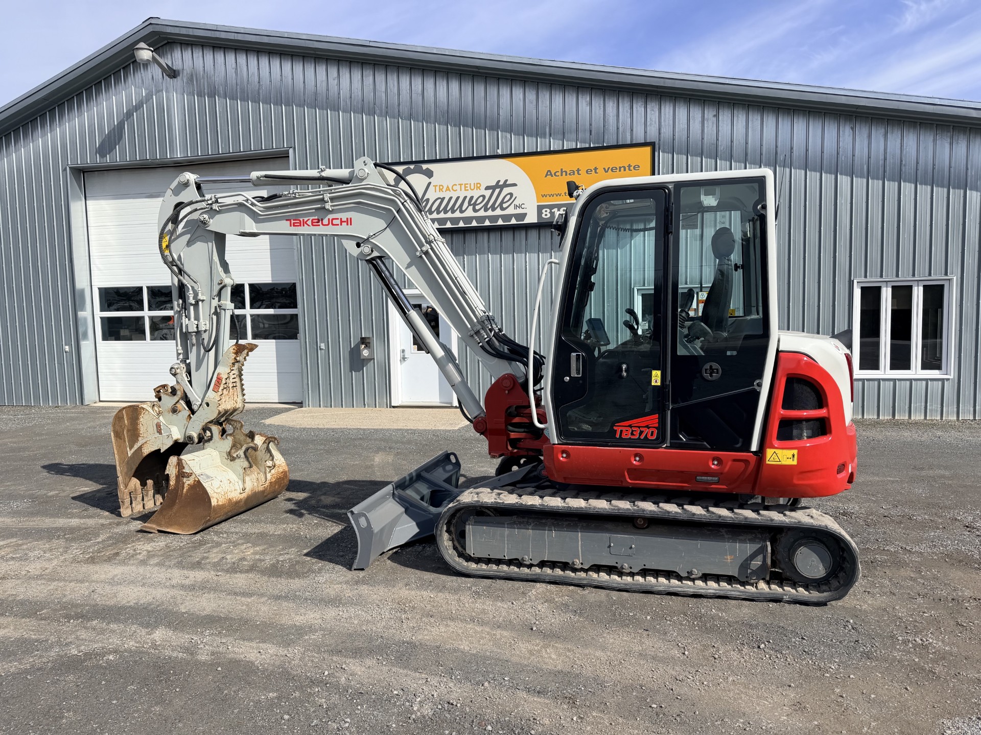 Takeuchi TB370 (1).jpg