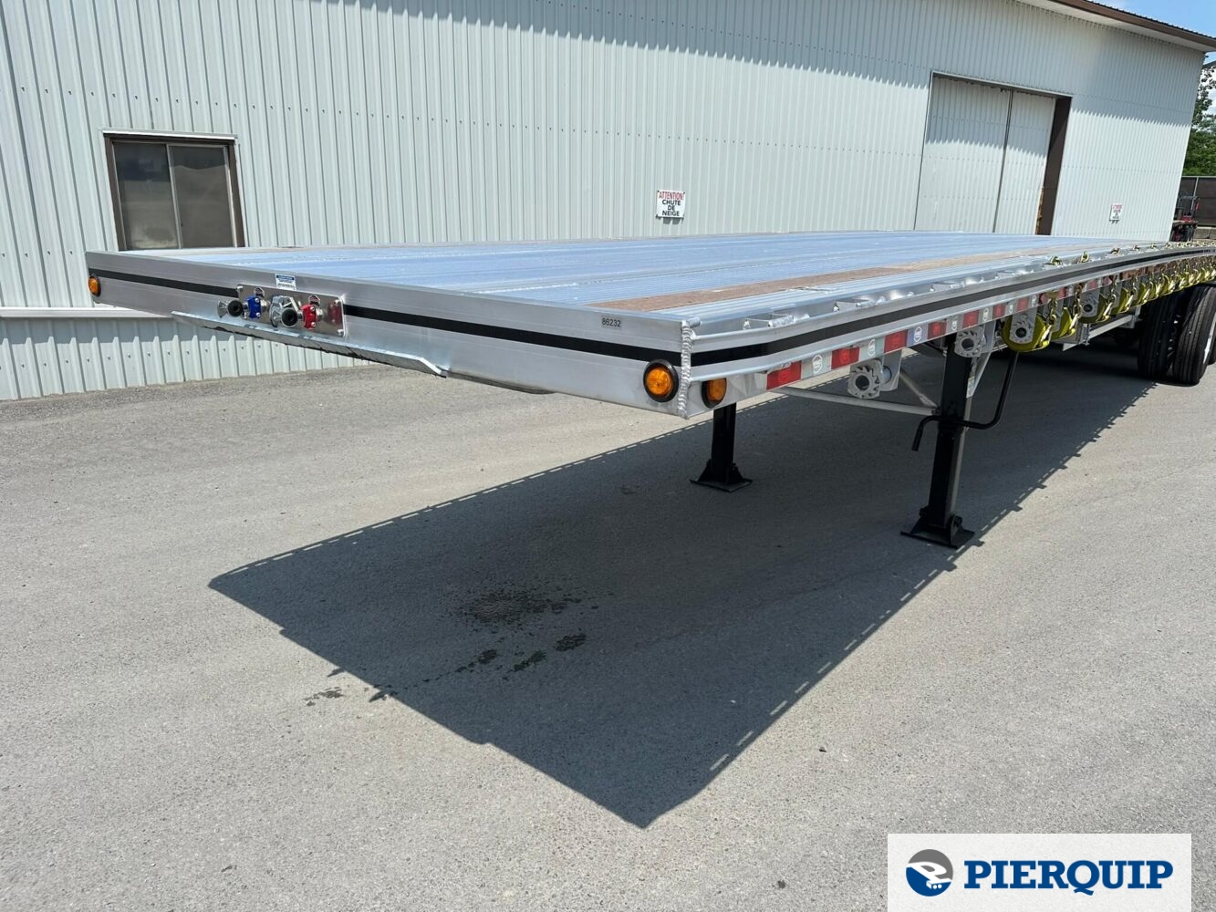 Pierquip_Mac-Trailer_Aluminum_Flatbed_Bunk_Pocket_Tridem-1.jpeg