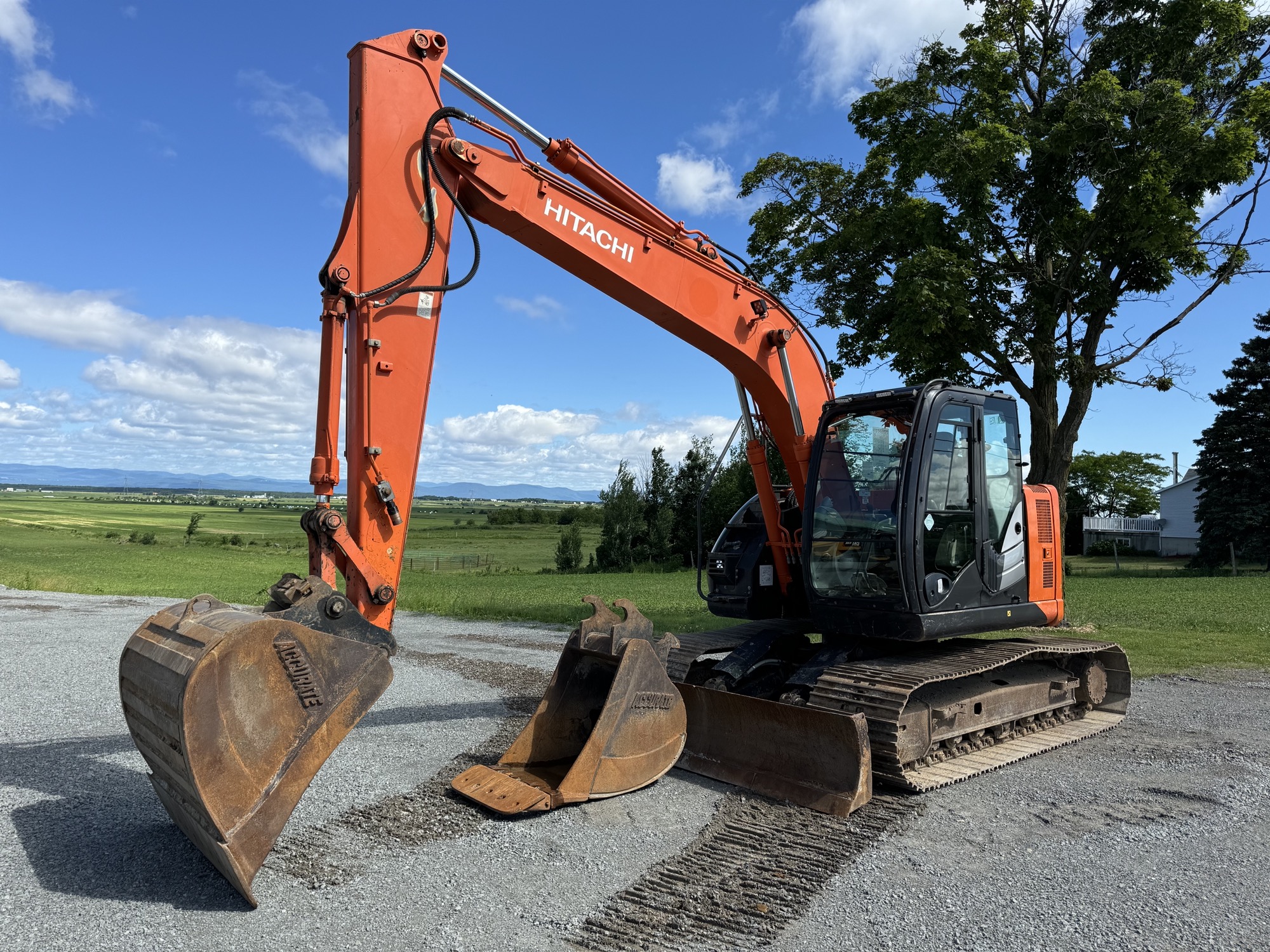 Hitachi ZX135US+5N_0921.jpg