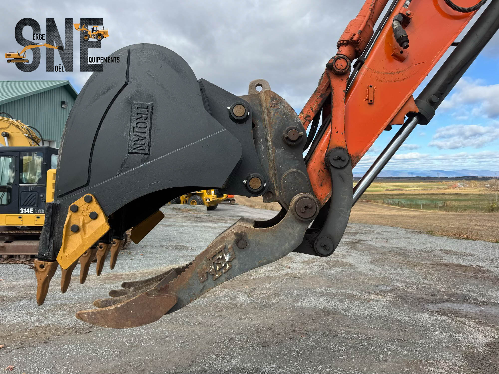 Hitachi ZX135_9112.jpg