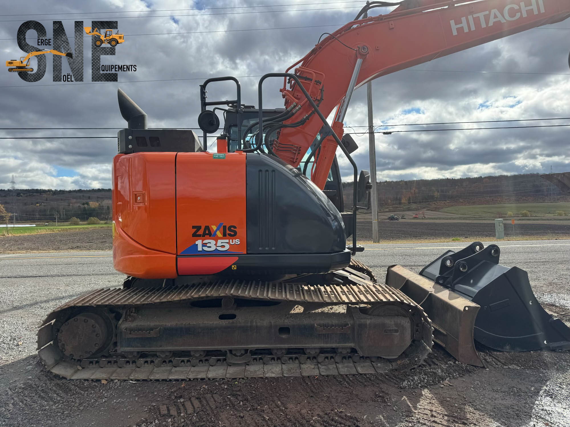 Hitachi ZX135_9104.jpg