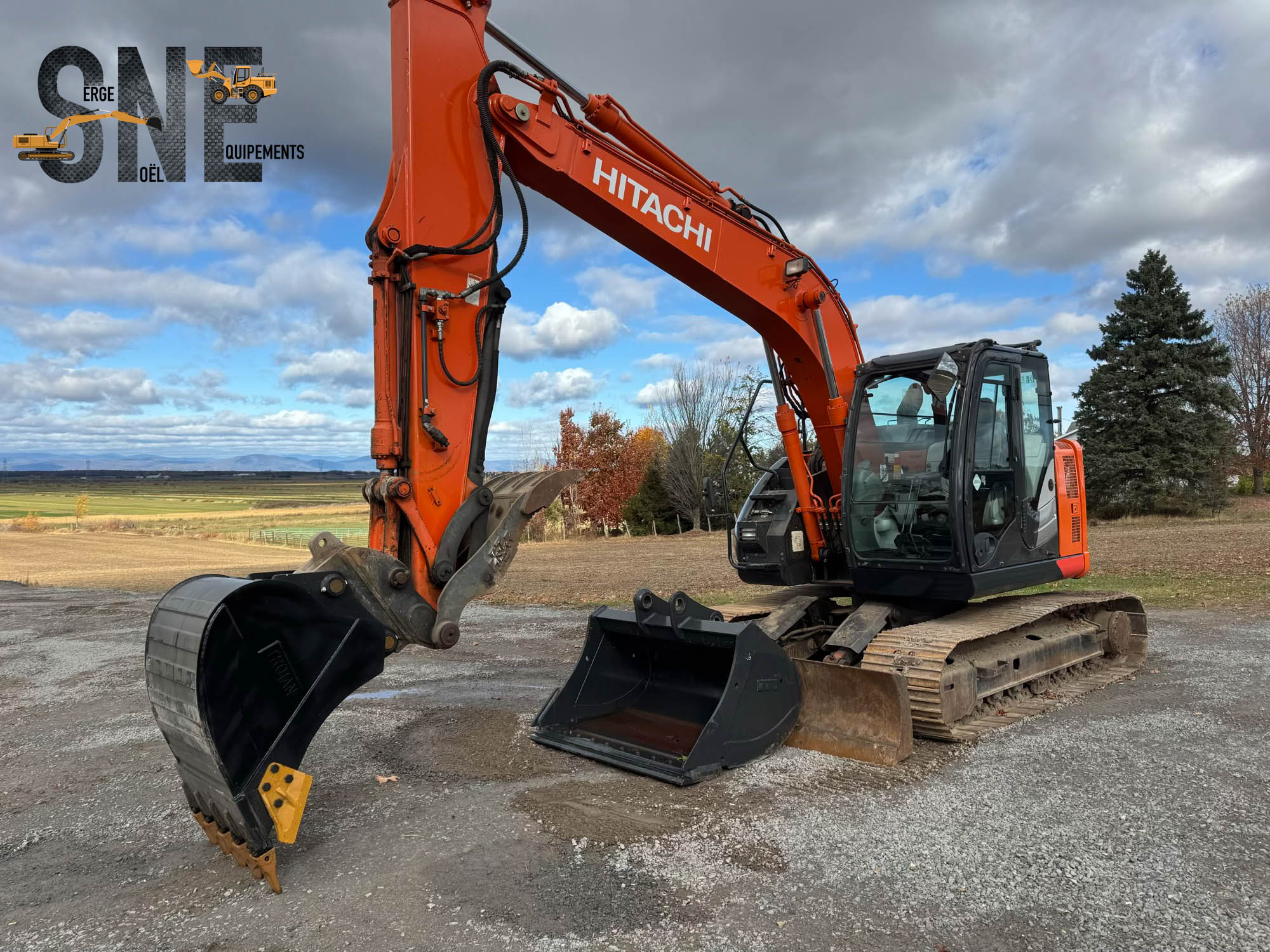 Hitachi ZX135_9101.jpg