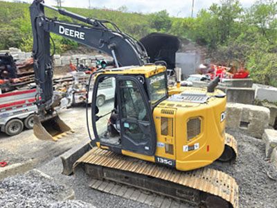 Deere-135G-2017.jpg