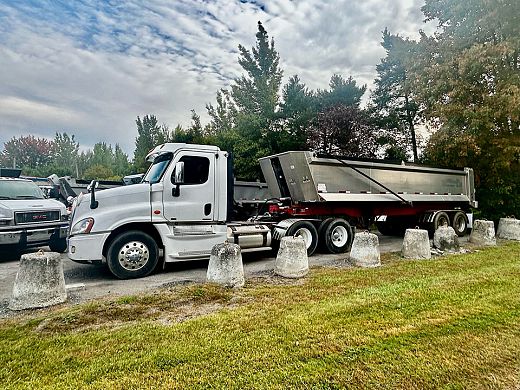 2012-Freightliner-Cascadia-day-cab.jpeg