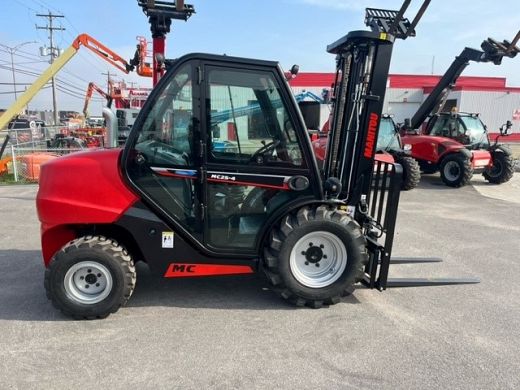 Manitou MC25-4 CE8768 Profil achard.jpg