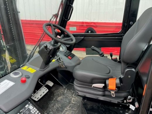 Manitou MC25-4 CE8935 Vue interieur.jpg